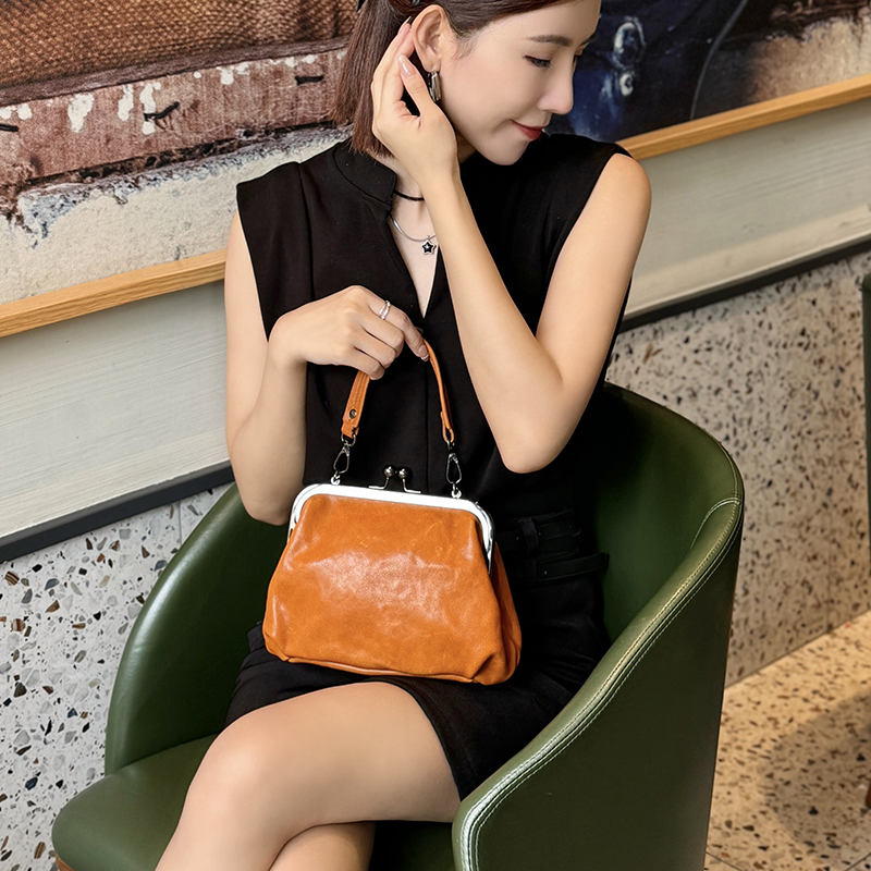 轻复古头层牛皮口金包手提包