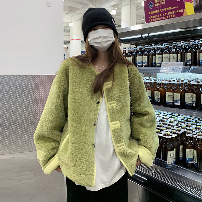 甜酷系绿色羊羔毛外套女冬季2025新款今年流行的好看两面穿短上衣,女装短外套,茜茜公主