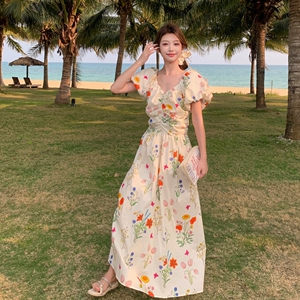 俏皮减龄收腰碎花连衣裙女夏2025新款甜美风爆款气质收腰显瘦长裙图片