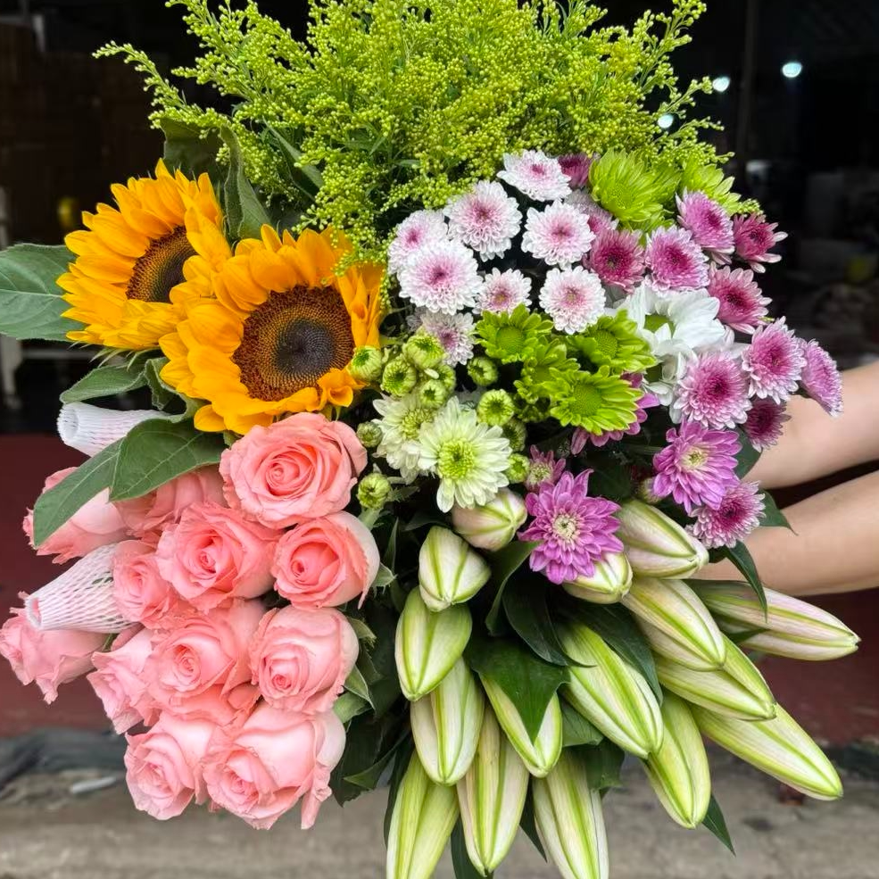 【源头优选】粉玫瑰10枝+香水百合10朵+向日葵2枝+小雏菊1扎+配草