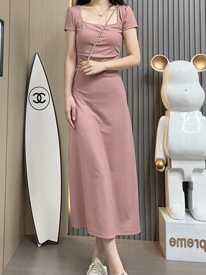 修身显瘦法式茶歇粉色方领连衣裙子女夏2024新款超火漂亮气质长裙