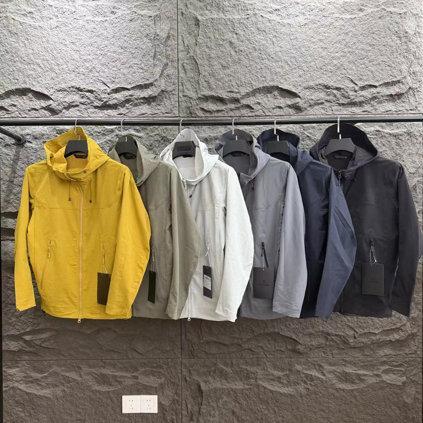 户外冲锋衣男士春秋薄款防风防水休闲连帽夹克外套登山服上衣外套