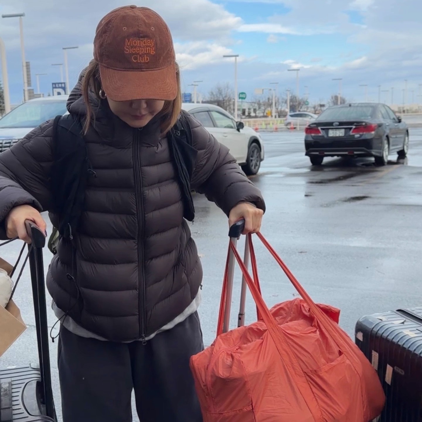 iamstudio 年末重磅0039超蓬松泡芙包裹感三色色排骨连帽羽绒服