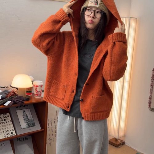 iamstudio 节日氛围感2556超显白 宽松版橘色连帽毛衣开衫
