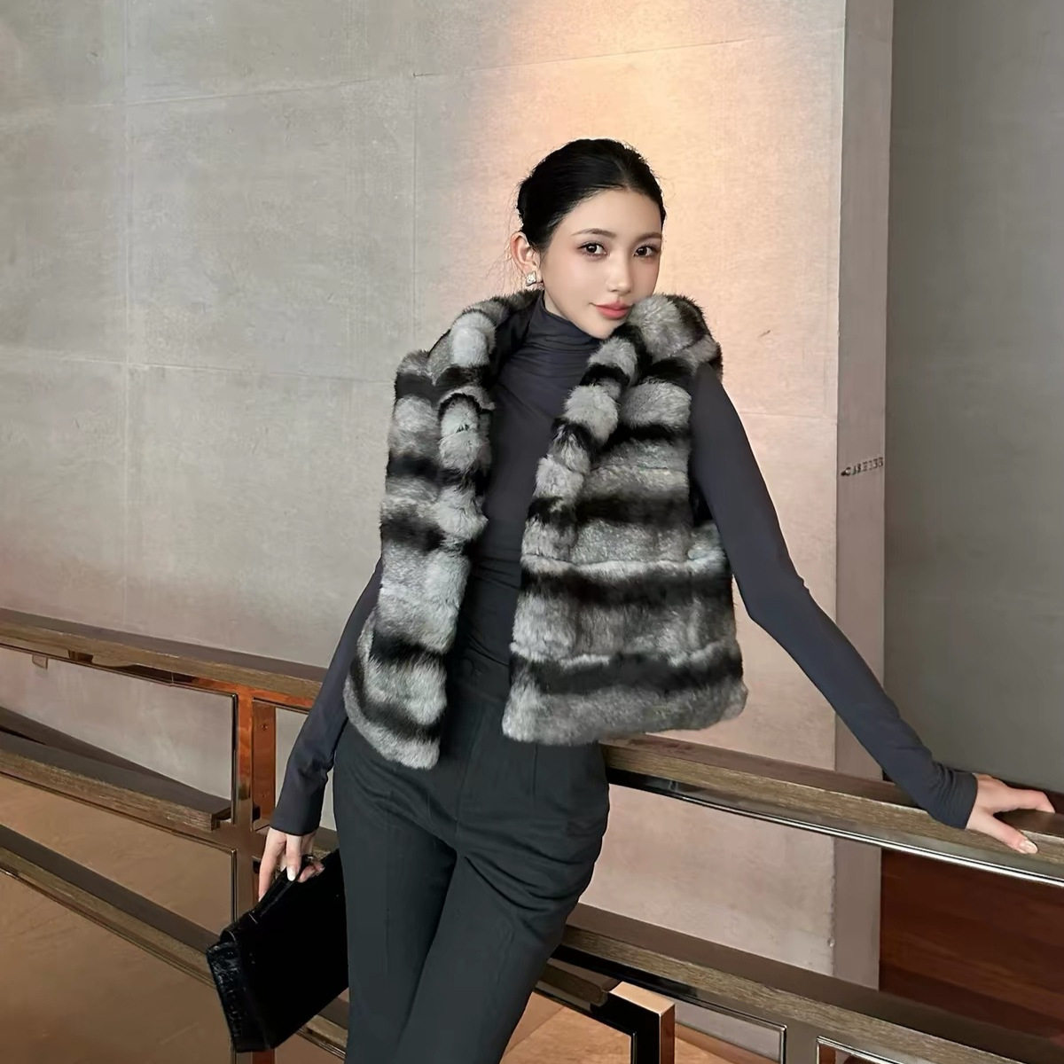 海宁兔毛龙猫色连帽皮草马甲女