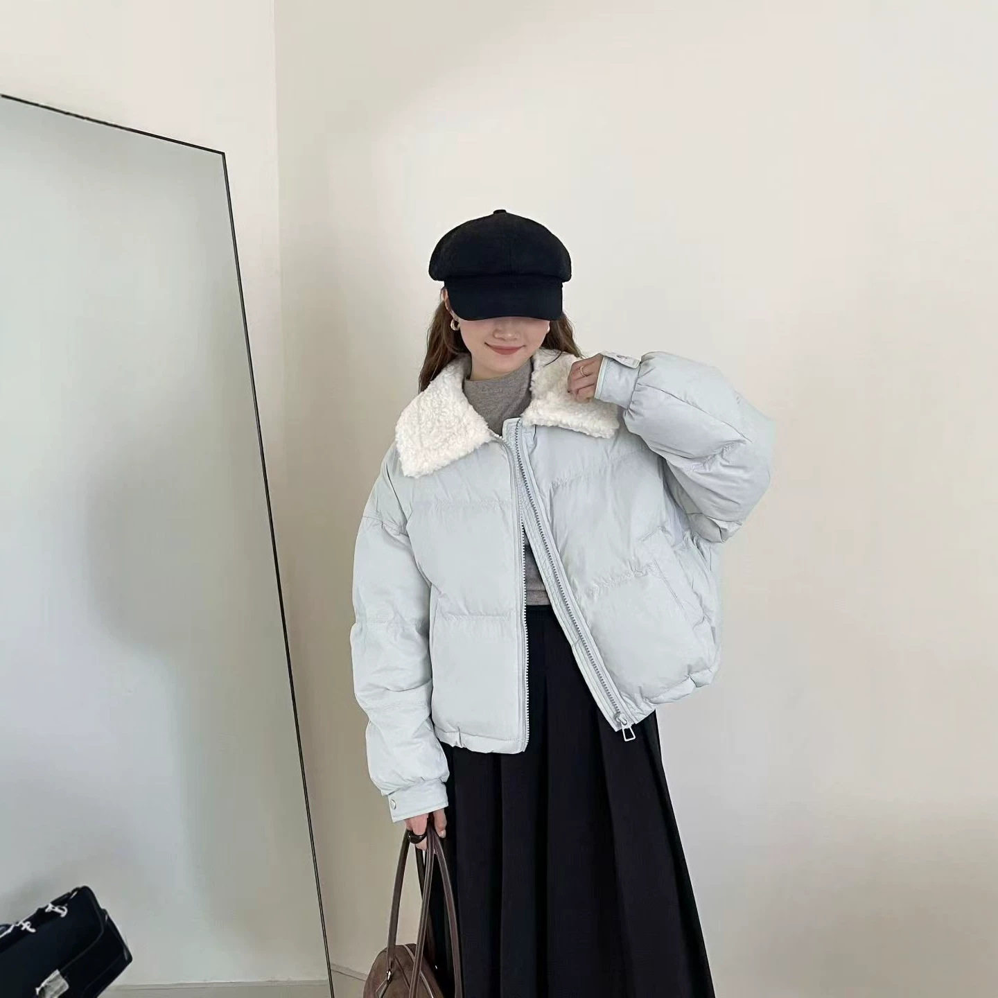 羊羔毛翻领95白鸭绒短款羽绒服