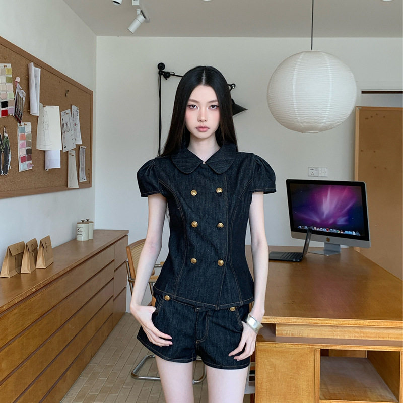 女黑色娃娃领衬衫短裤牛仔套装
