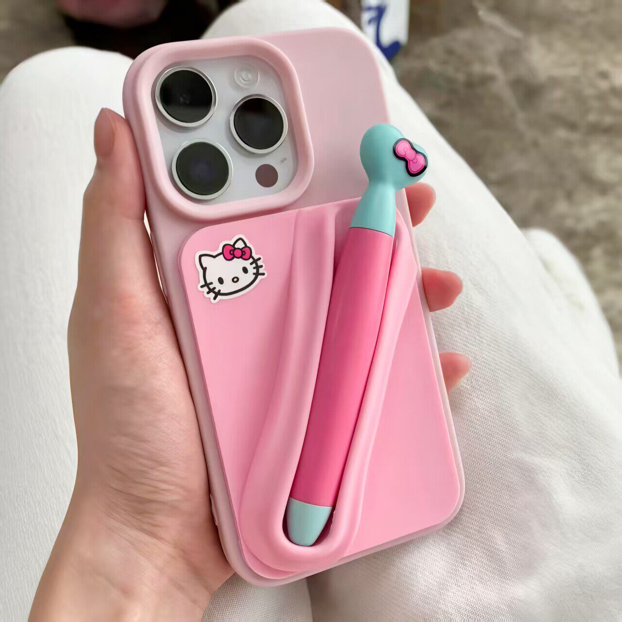 海莉同款手机壳支架粘贴配件硅胶创意收纳触屏笔口红唇膏2025新款适用苹果OPPOvivo小米通用