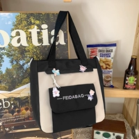 Черная [сумка для обучения] поставляется с 4 значками.