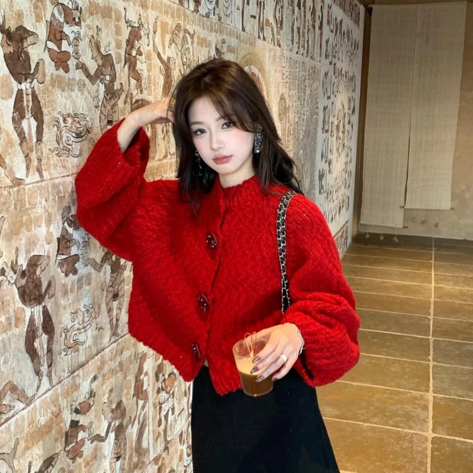 法式多巴胺慵懒风短款红色毛衣女秋冬新款纽扣新年穿搭开衫外套女