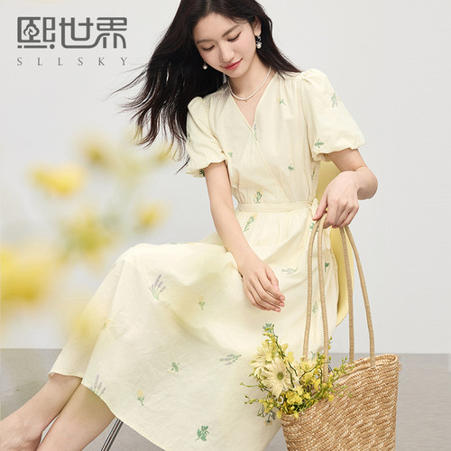 熙世界绣花V领连衣裙淡人穿搭