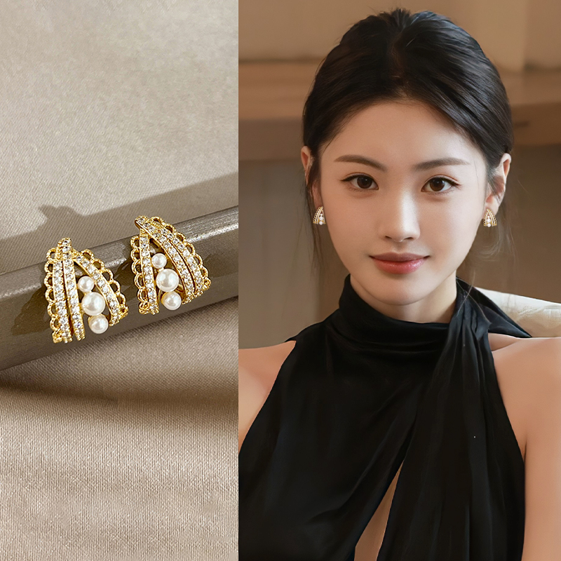 精致珍珠款蕾丝耳环轻奢