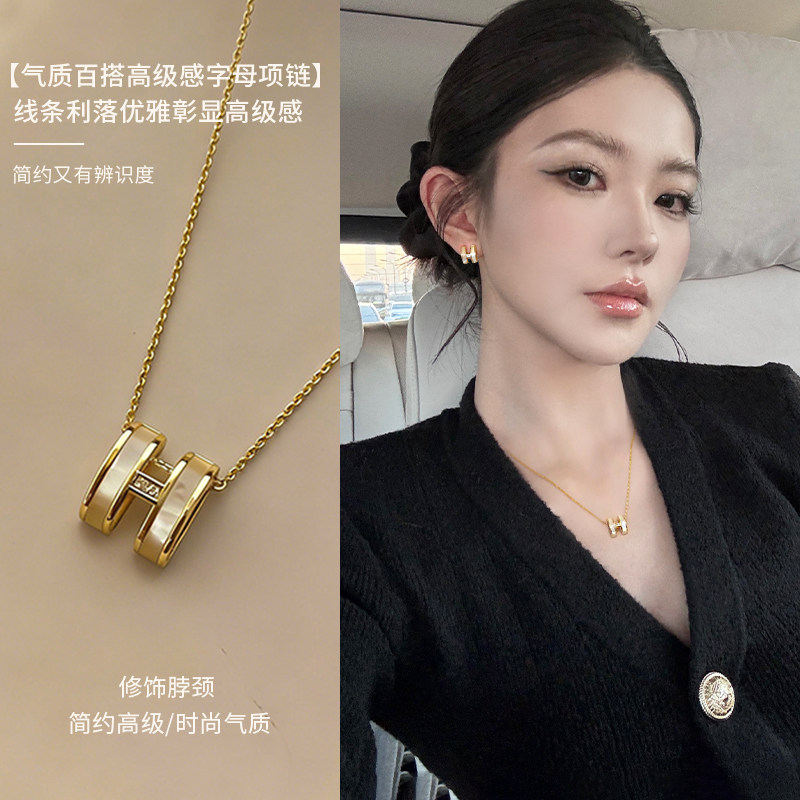 设计感金色字母项链女款气质小众百搭轻奢锁骨链2026新款精致配饰