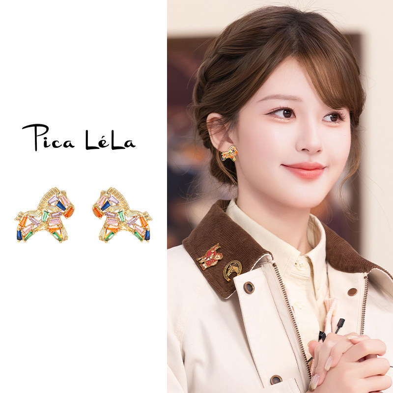 彩色小马耳环女新年2026新款爆款独特漂亮耳钉高级感秋冬百搭耳饰