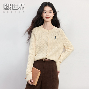 熙世界老钱风复古绞花毛衣女秋冬2025年新款正肩圆领羊毛针织开衫