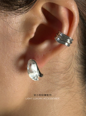安小柏 高级感透明白色水晶耳钉女小众设计感 弧形耳饰女银针气质
