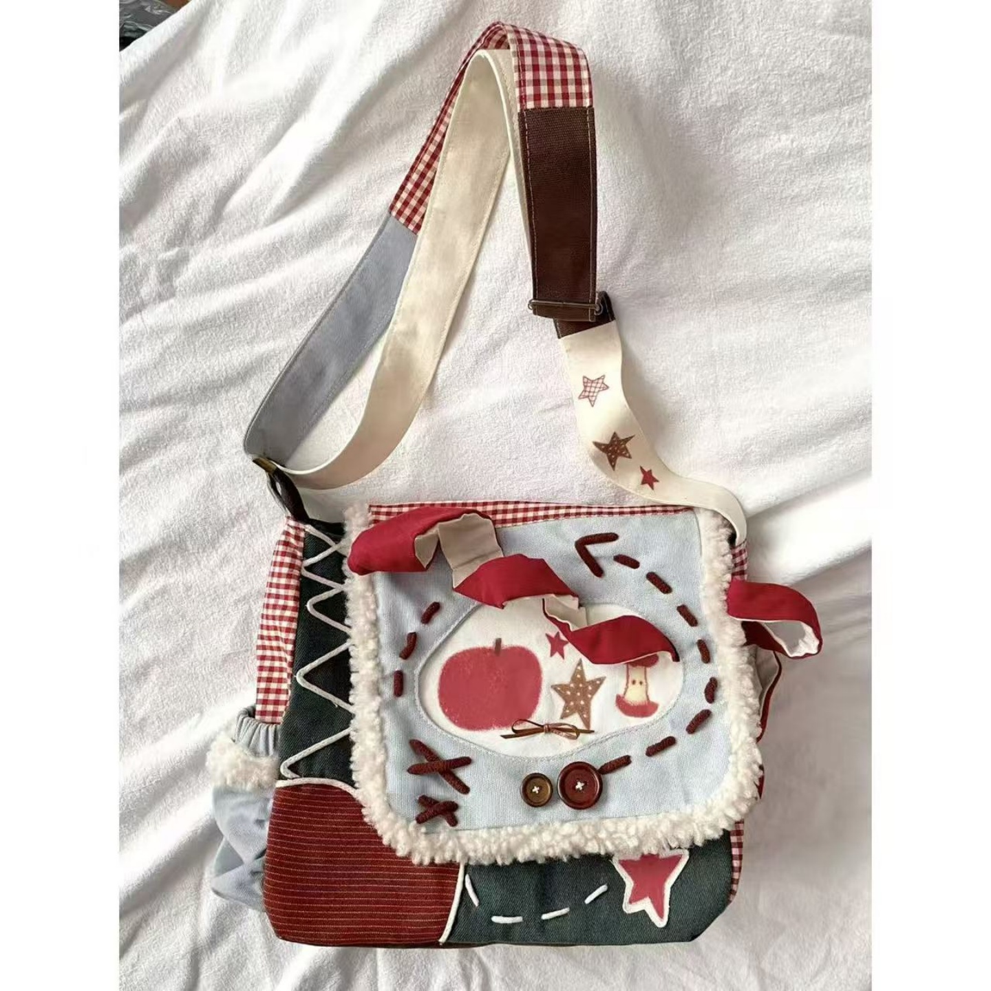 红苹果斜挎圣诞小方包大容量通勤毛毛翻盖包小众文艺拼接帆布包女