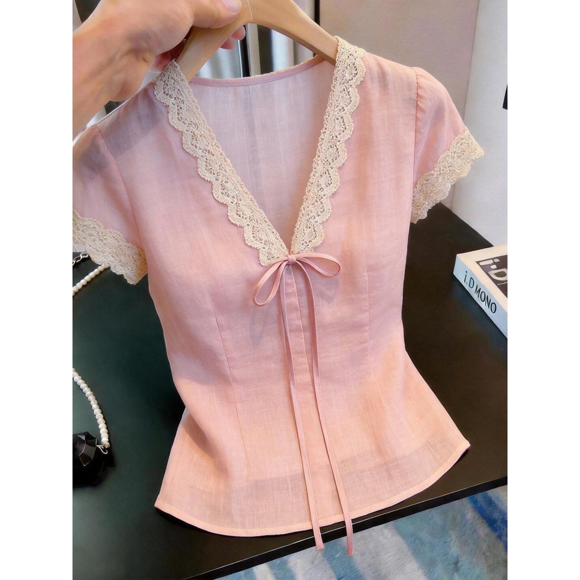 粉色V领蕾丝拼接甜美衬衫