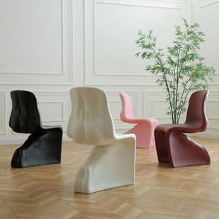 法式中古创意简约屁股餐椅洽谈书桌椅子网红设计师靠背潘通美人椅