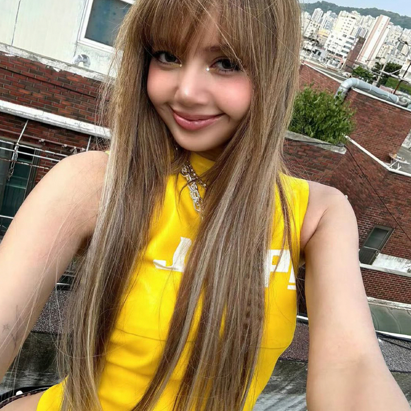 Lisa同款字母印花黄色皮革背心