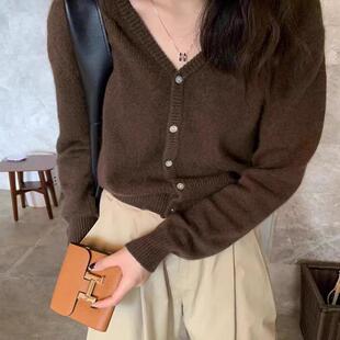秋冬新款V领羊毛开衫女韩版宽松显瘦纯色针织短款羊绒焦糖色外套