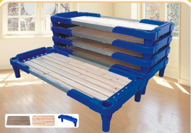 升级版幼儿小床 质量更加牢固安全 可以堆叠节省空间 关于价格：我厂生产精品床相比市面上低价的，质量上要好很多，一分钱一分货。我们的床采用进口环保原料，强度高，韧性足，亲请放心购买。颜色备注默认统一发蓝色。