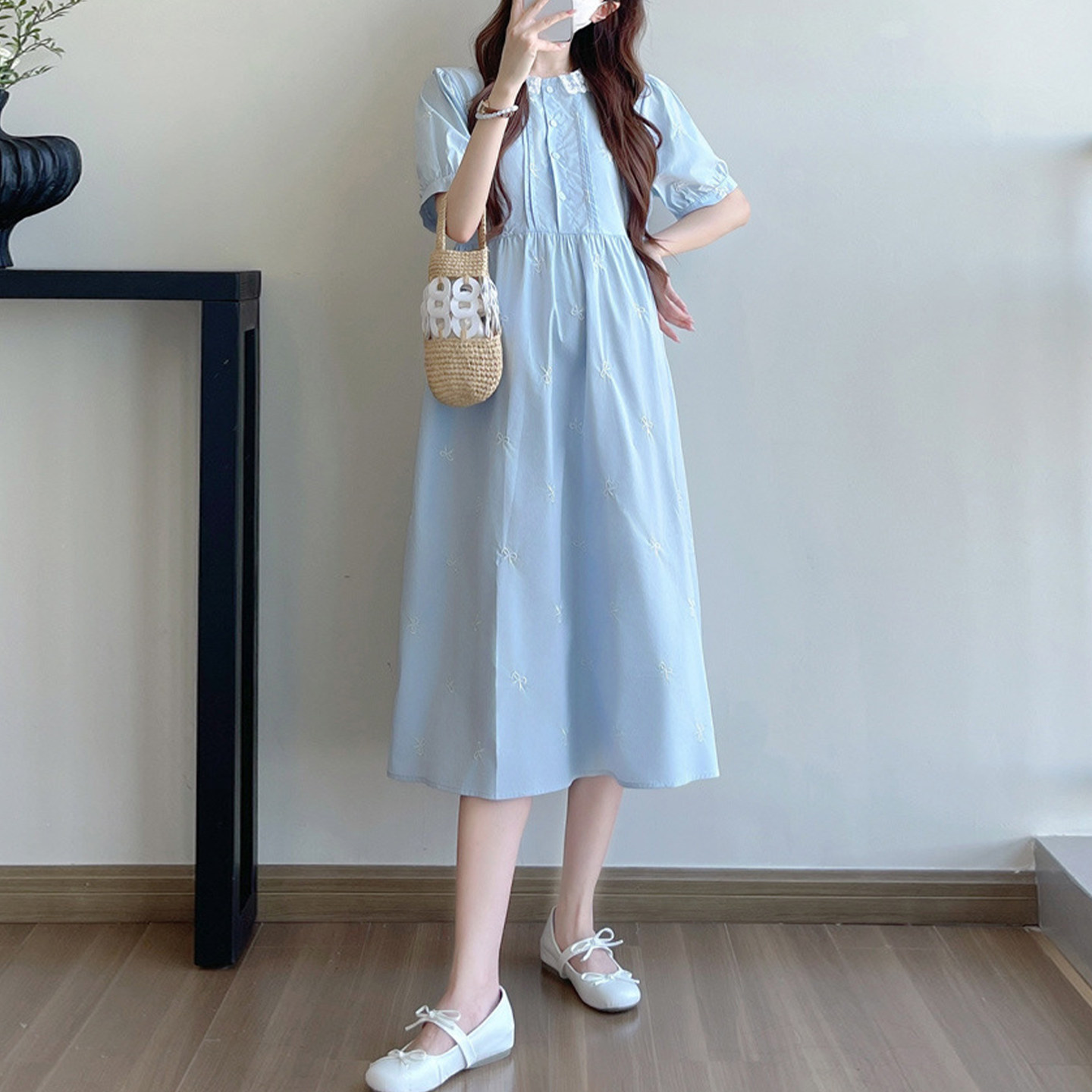 孕妇装连衣裙蝴蝶刺绣蕾丝领春夏新款减龄可爱简约时尚显瘦孕妇裙