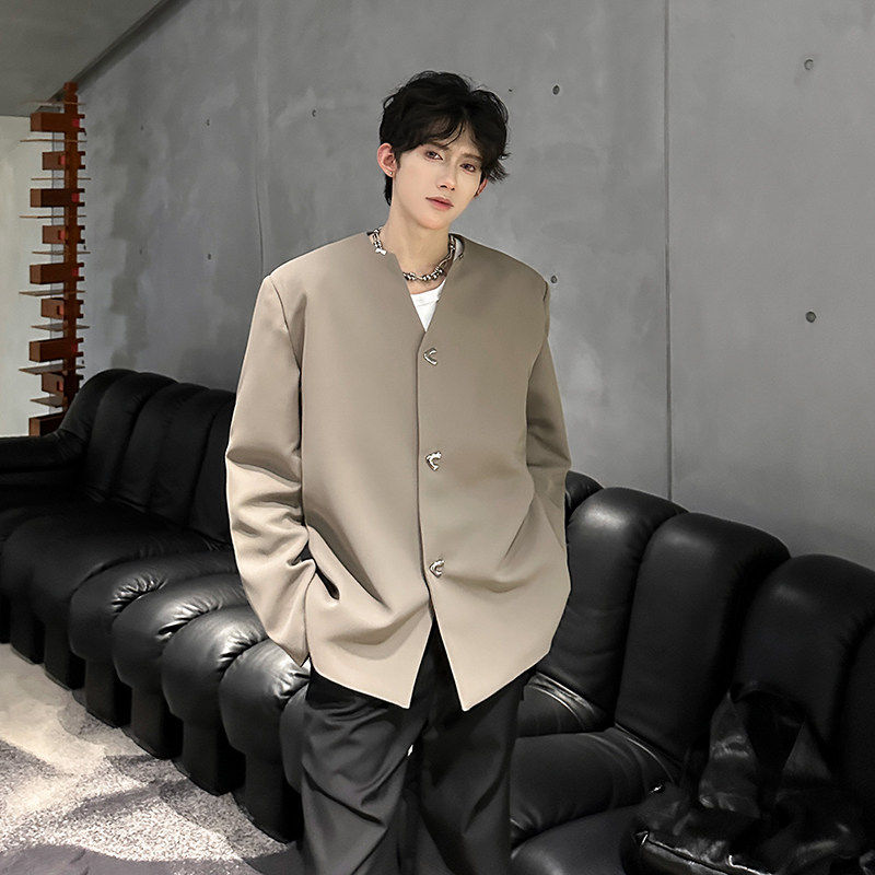 2026春装无领V领垫肩简约休闲小西装外套男金属扣轻奢老钱西服潮