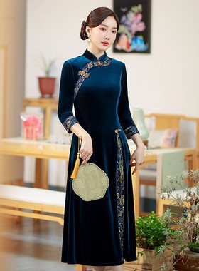 蓝色高端妈妈礼服2025十月份喜婆婆婚宴装结婚丝绒旗袍中老年长袖