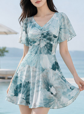 大码遮肉连体泳装女2026新款短袖抽绳收腰裙微胖女生温泉度假泳衣