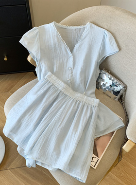 春夏纯欲法式蕾丝拼接白色V领珍珠收腰衬衫＋高腰短裤两件套装女