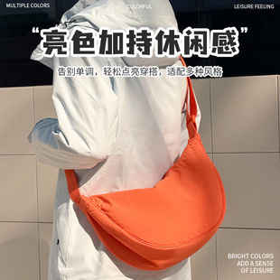 百搭休闲单肩包女2026新款胸包月亮包轻便款户外运动青少年斜挎包
