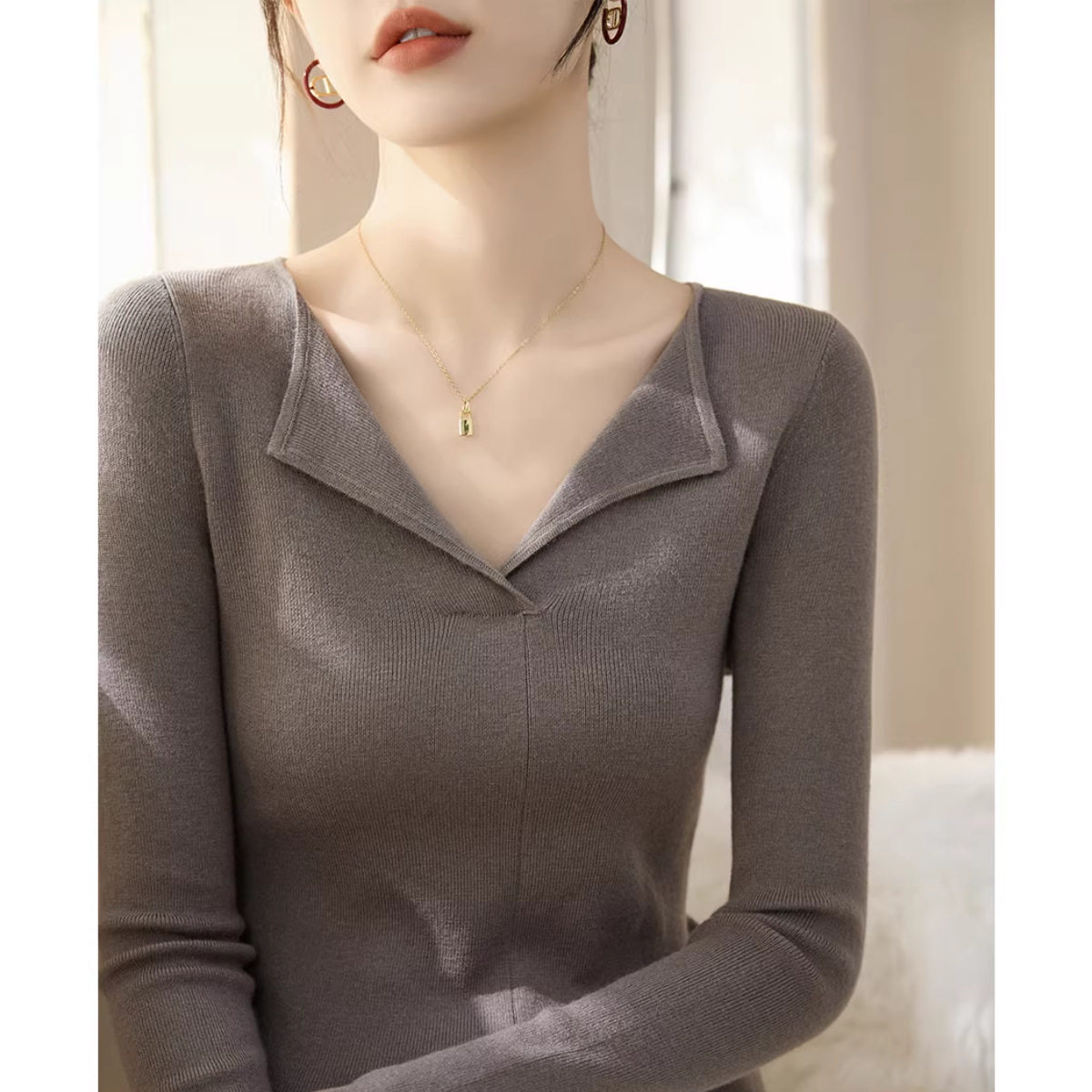 法式气质心机翻v领锁骨设计感毛衣女秋季薄款小众针织衫打底上衣