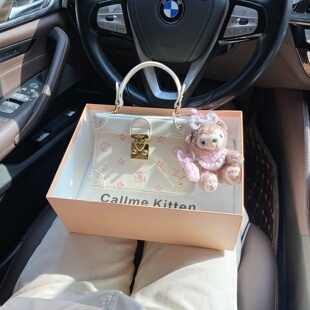 CallmeKitten高级轻奢刺绣小方盒子包2026春夏新款通勤斜挎小方包