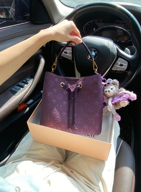 香港专柜高级感紫色压纹菜篮子水桶包包2025新款复古轻奢手提拎包