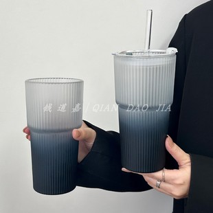 ins风磨砂质感渐变黑大容量竖纹吸管杯带盖带吸管高级感饮品杯子
