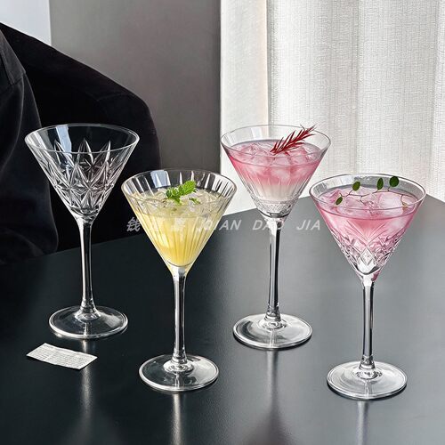 钱道嘉轻奢设计高颜值三角高脚杯