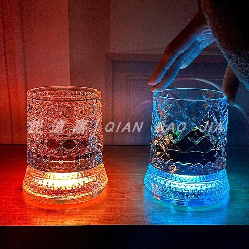 旋转水晶威士忌酒杯发光360°转转解压洋酒杯【送遥控发光杯垫】