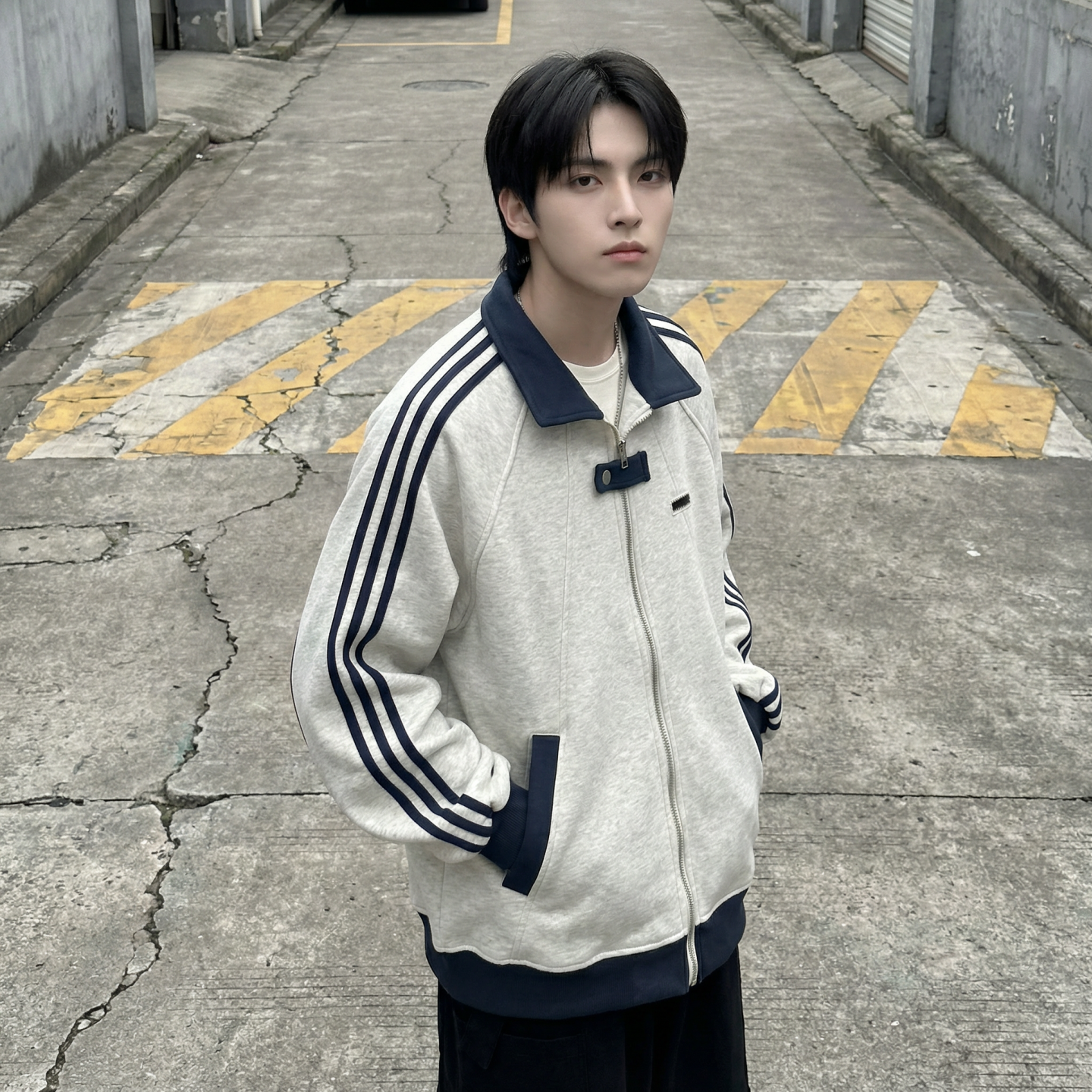 现货2026三条杠翻领夹克男宽松休闲运动外套现货R238-P68，男装夹克，星座1017