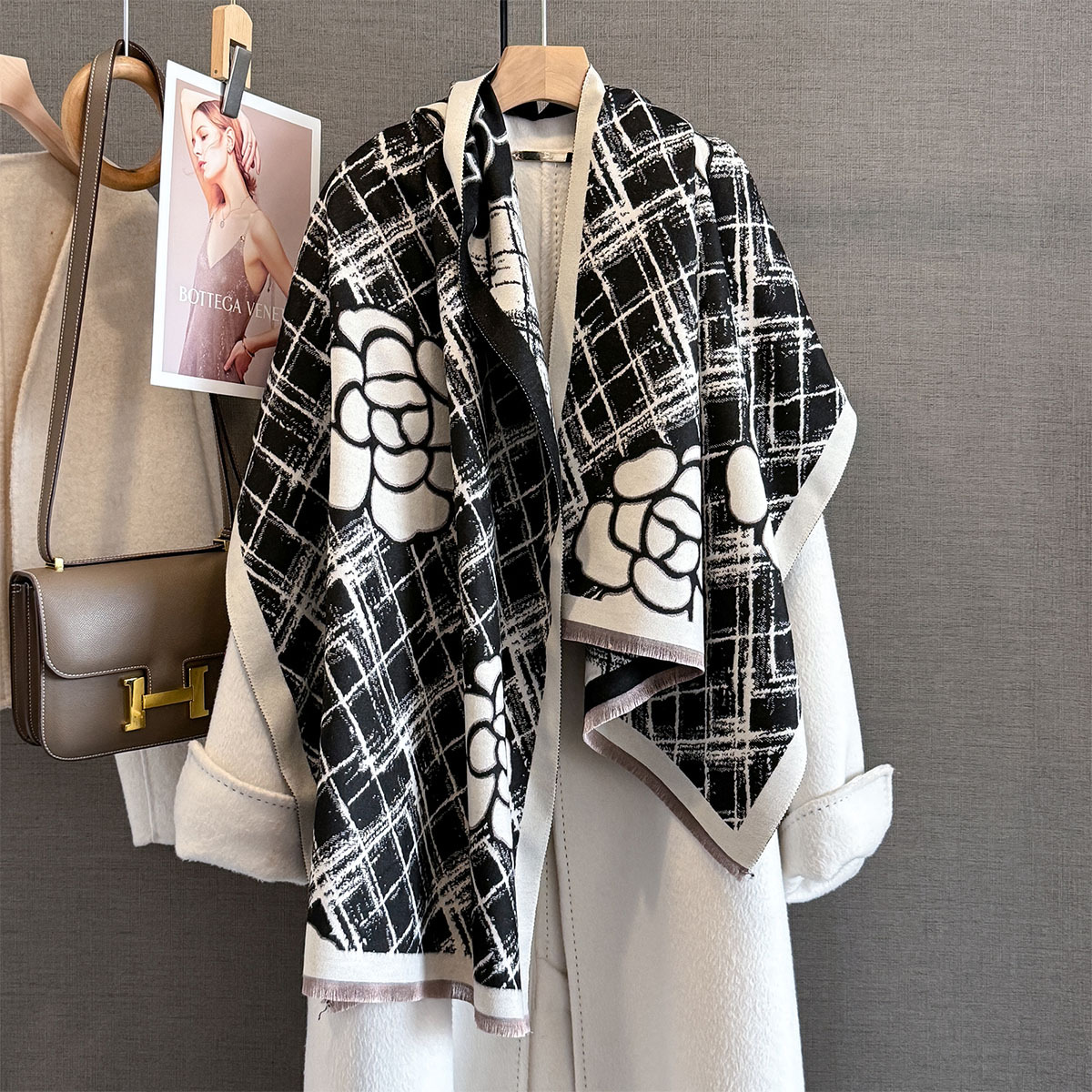 秋冬季小香风黑白色山茶花仿羊绒围巾披肩两用女长款百搭加厚保暖