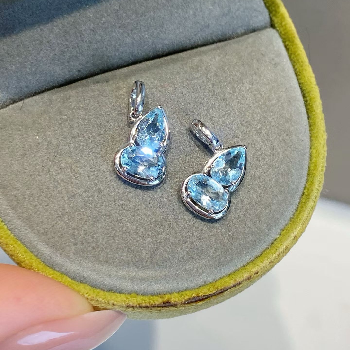 天然海蓝宝石葫芦吊坠 铂金镶嵌海蓝宝80分 颜色好火彩好