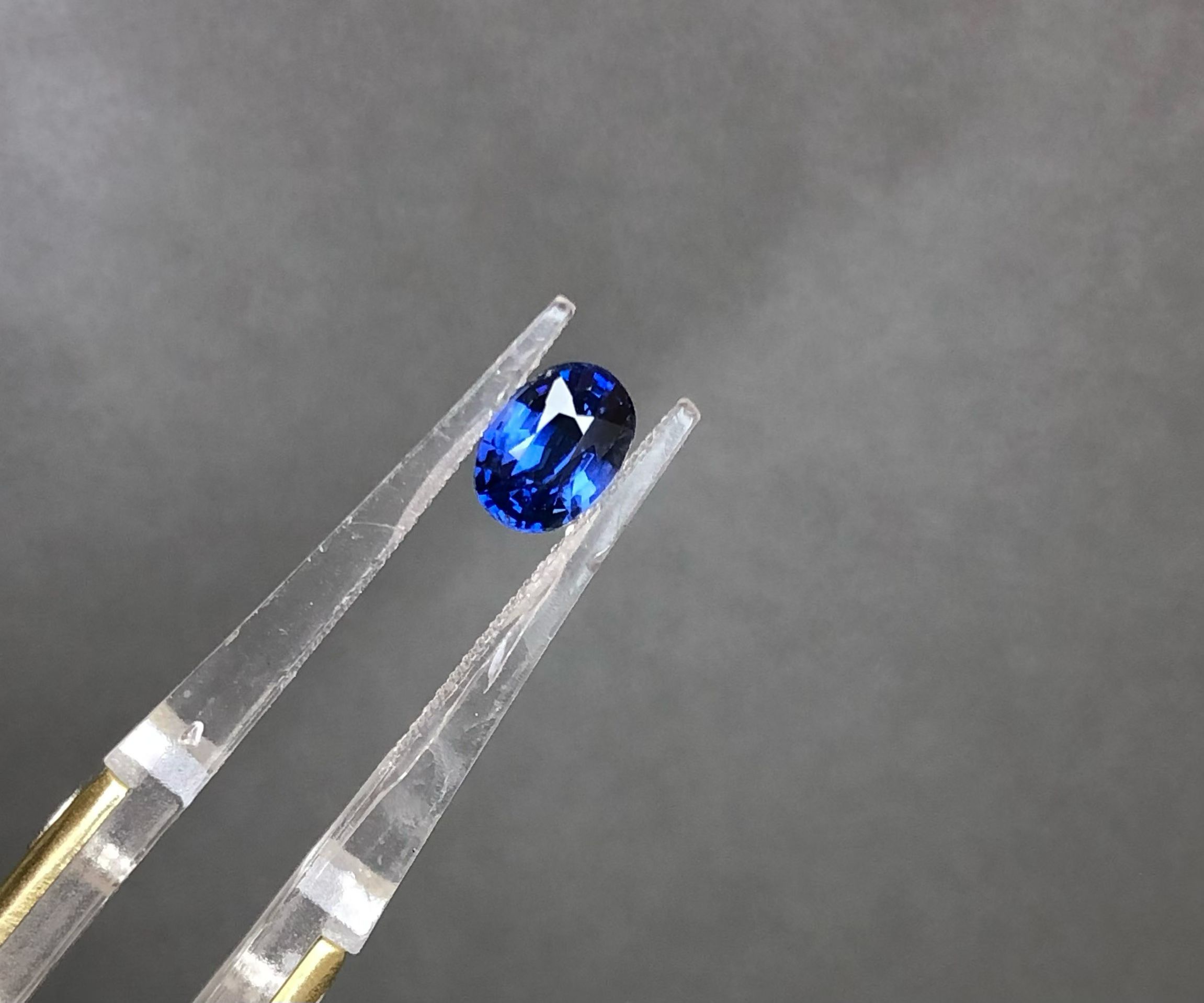 1克拉缅甸无烧矢车菊蓝宝石裸石 晶体干净火彩好颜色艳丽 吉尔德