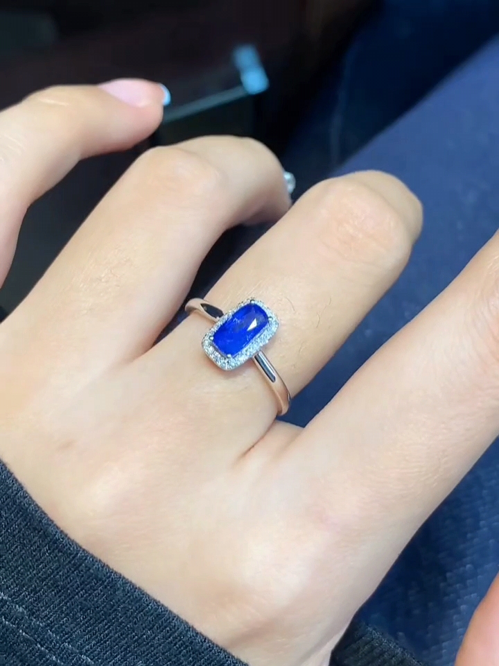 天然蓝宝石戒指皇家蓝玻璃体强火彩蓝宝石0.88克拉 18k金纯钻镶嵌