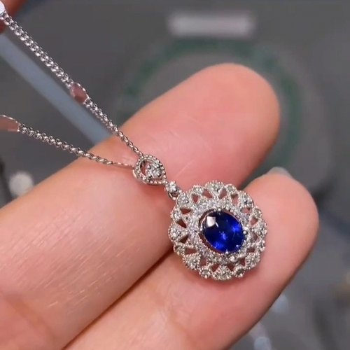 18k金钻石镶嵌天然蓝宝石吊坠  皇家蓝满火彩 配国际证书