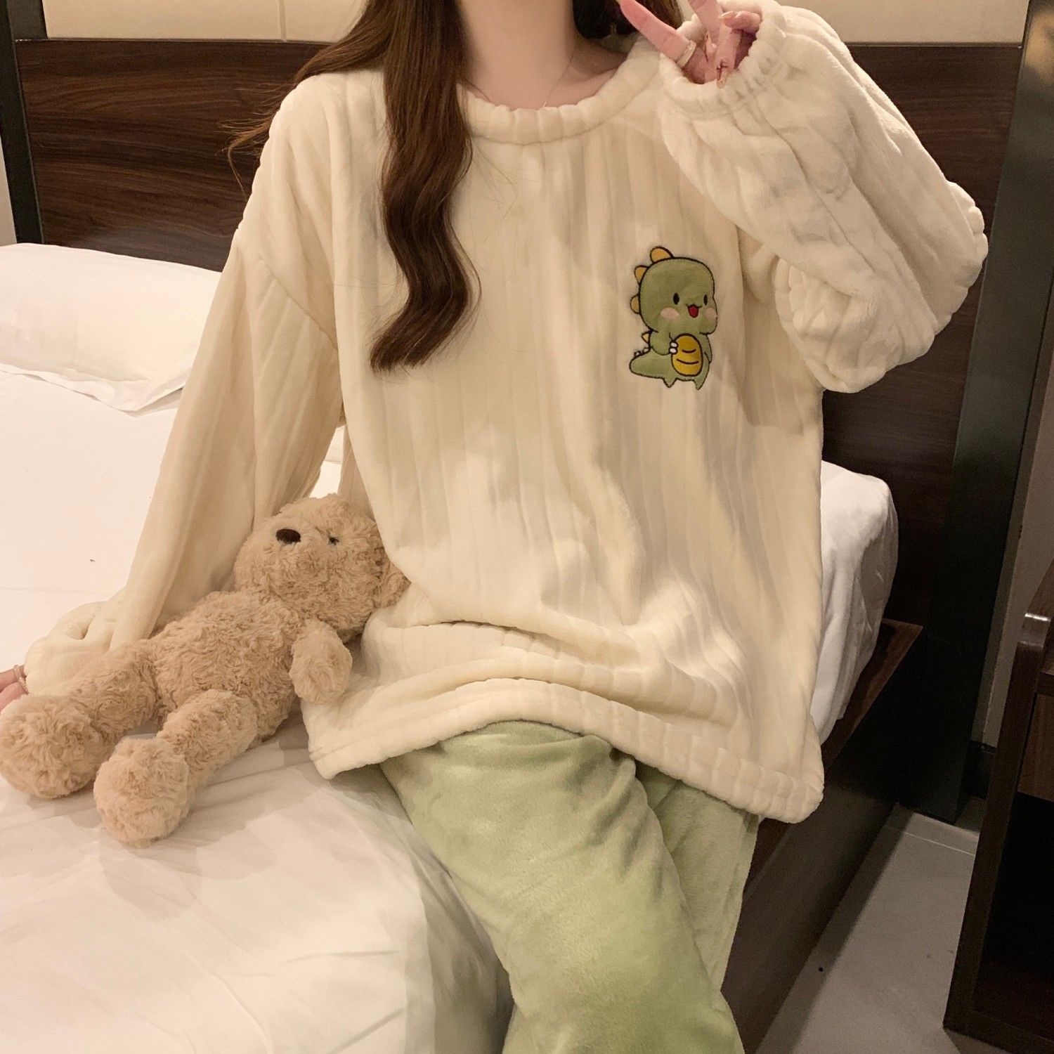 珊瑚绒睡衣女款秋冬季卡通新款法兰绒加厚可爱学生休闲家居服套装