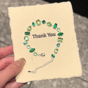 爆闪森系绿色几何流苏手链女2025新款 轻奢小众高级感精致百搭手饰