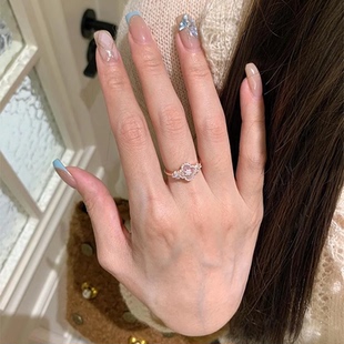 炫彩粉贝母四叶戒指女2025新款爆款小众设计精致轻奢高级感食指戒