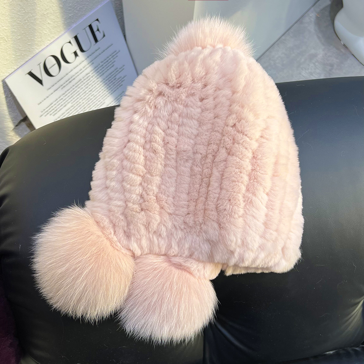 裘瑞兴护耳帽外出甜美时尚