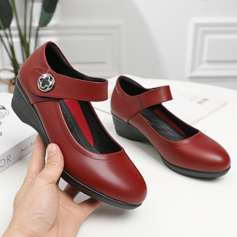 一字扣妈妈鞋2025春款软底女舒适平底单鞋中老年坡跟休闲皮鞋