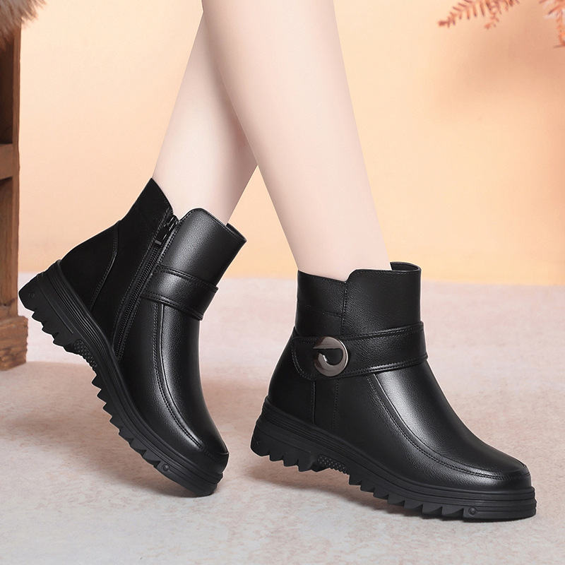 老年人靴子中老年平底短靴妈妈鞋秋冬季皮鞋加绒保暖棉鞋